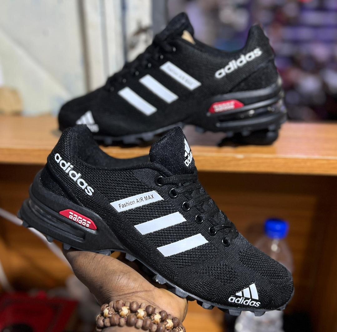 Chaussures de sport noires Adidas