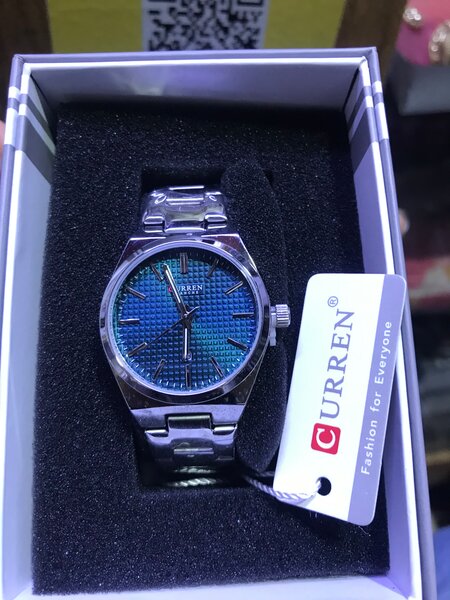 Montre élégante en acier inoxydable