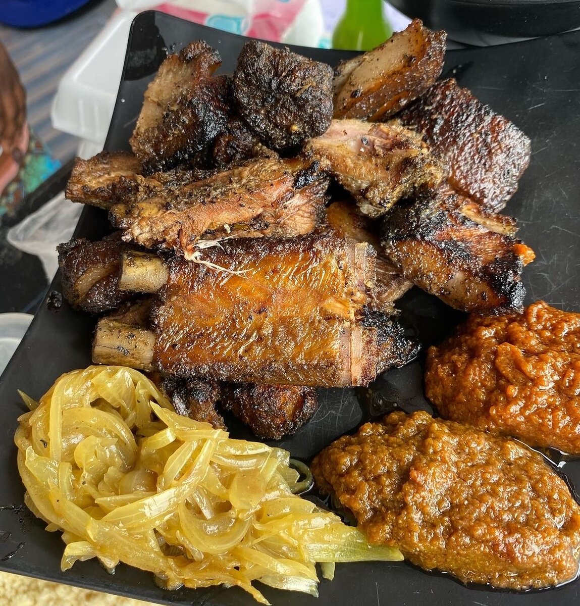 Plat de viande de porc  épicée