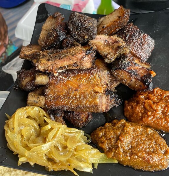 Plat de viande de porc  épicée