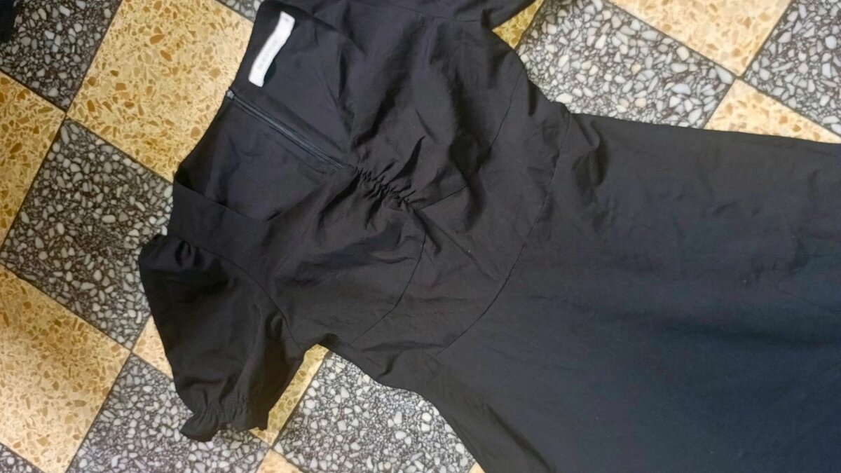 Robe noire balladeuse