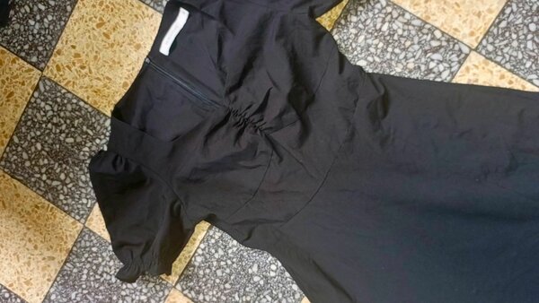 Robe noire balladeuse