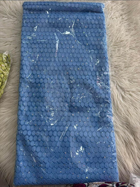 Tissu en dentelle bleu scintillant
