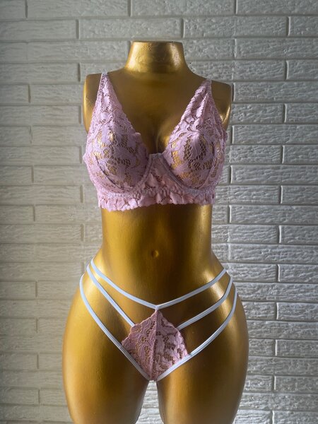 Ensemble de lingerie en dentelle rose