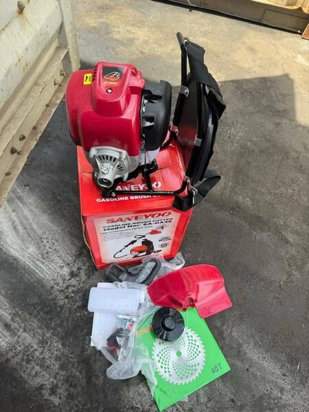 Débroussailleuse à essence puissante