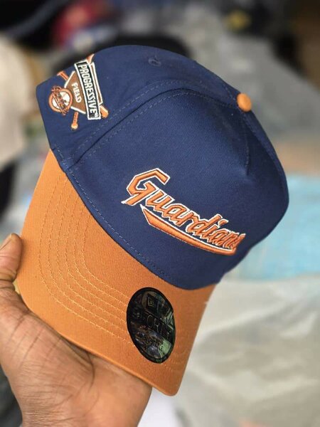 Casquette sport bleue et orange