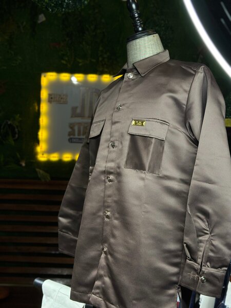 Chemise en satin brun élégant