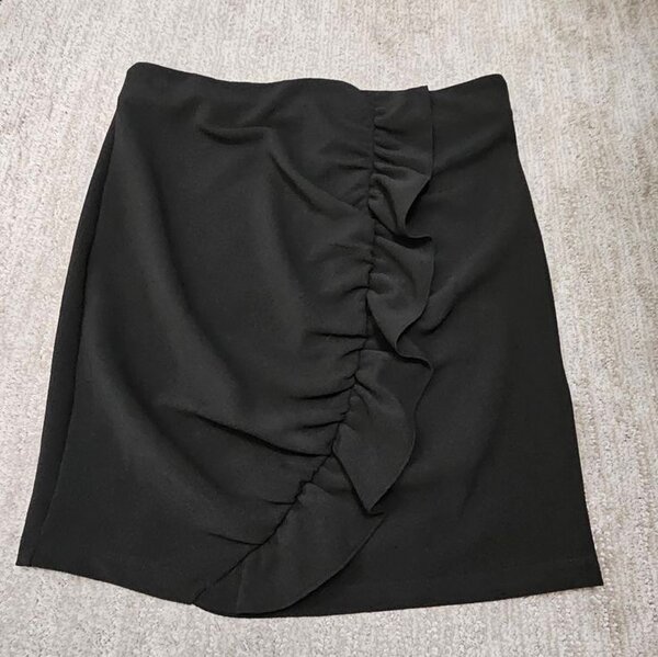 Jupe noire élégante à volants