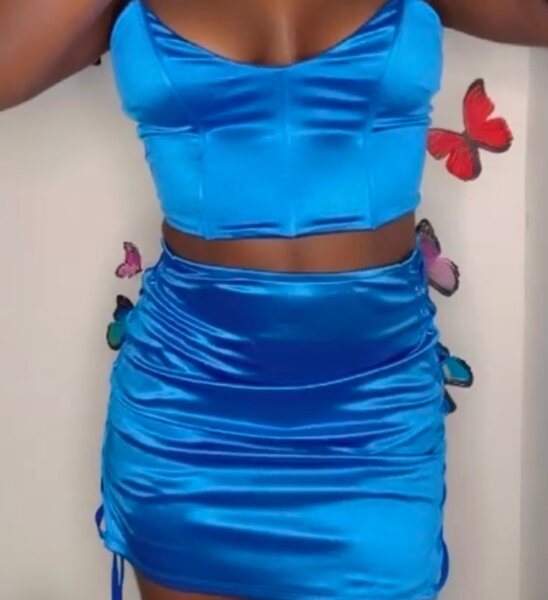 Robe satin bleu élégante