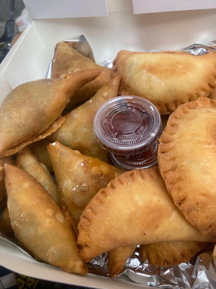 Samosas savoureux et pastel