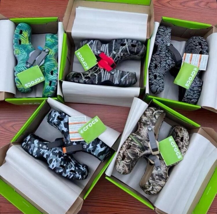 Claquettes Crocs imprimées
