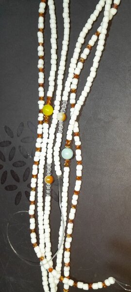 Colliers en perles multicolores