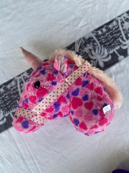 Licorne en peluche colorée