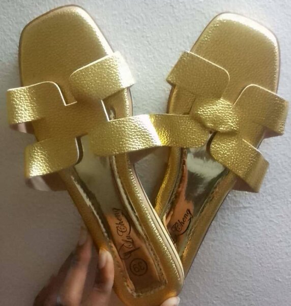 Sandales dorées élégantes