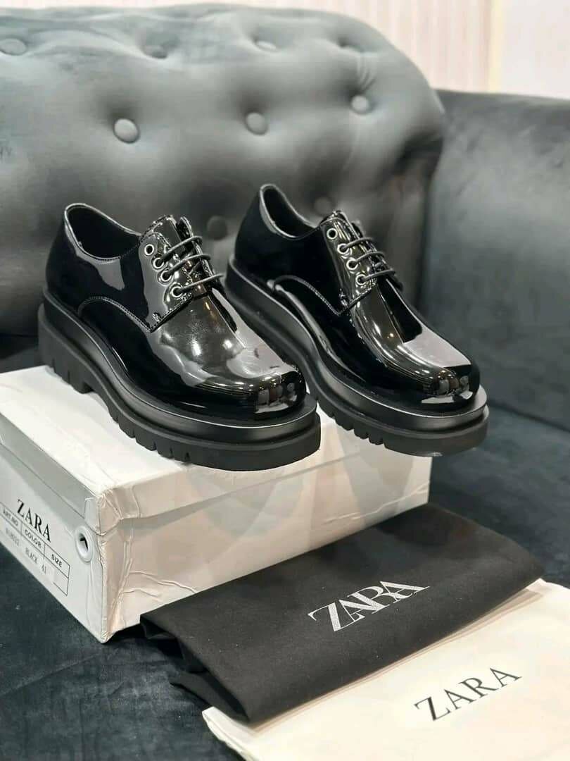 Chaussures en cuir noir Zara