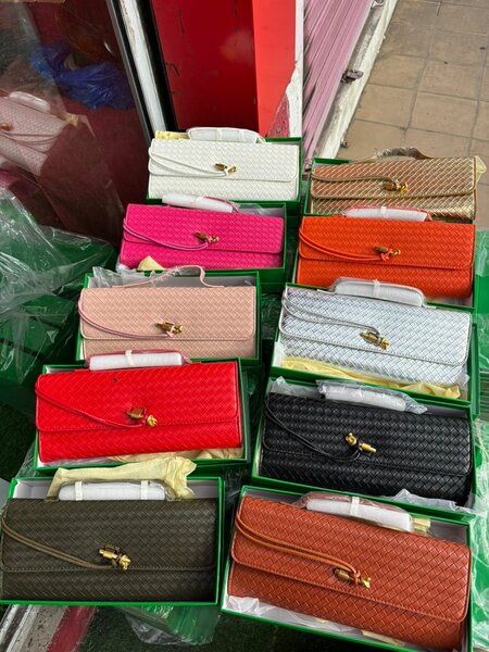 Pochette élégante en cuir