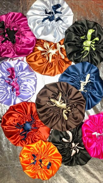 Bonnet de nuit en satin coloré