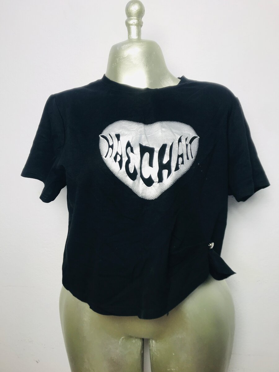 T-shirt noire cœur imprimé