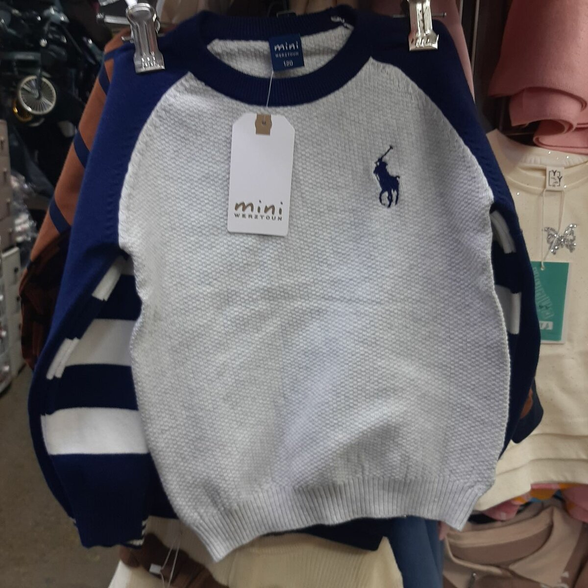 серая кофточка поло