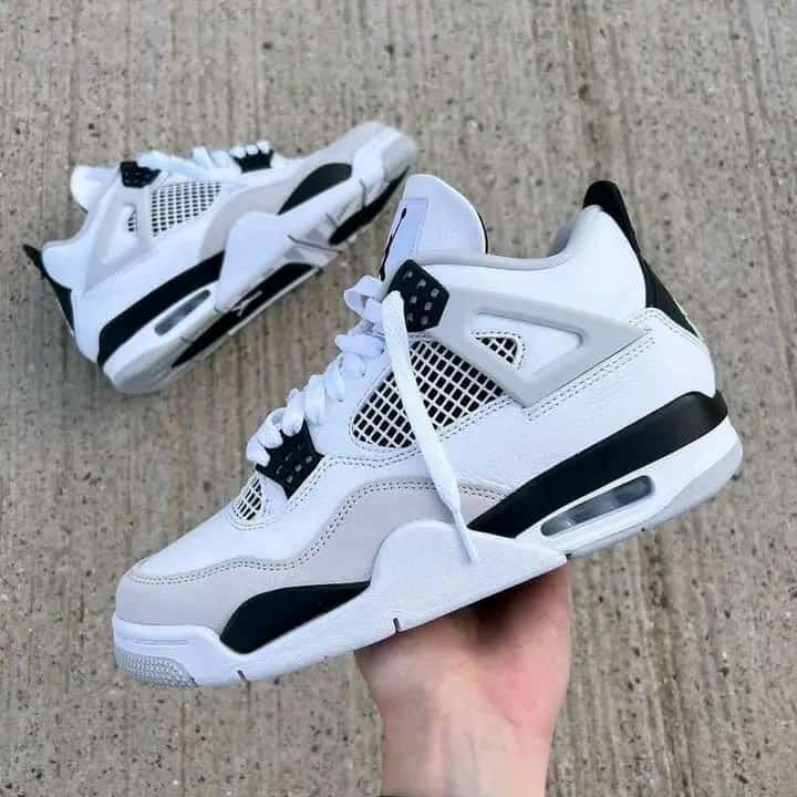 Air Jordan 4 (swip for more )