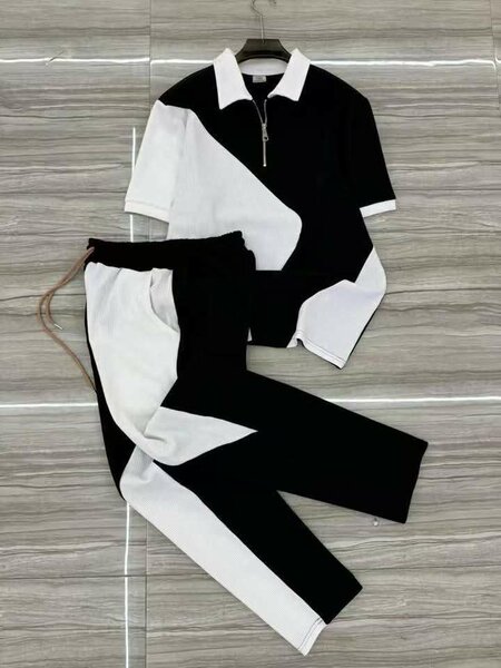 Costume de sport bicolore