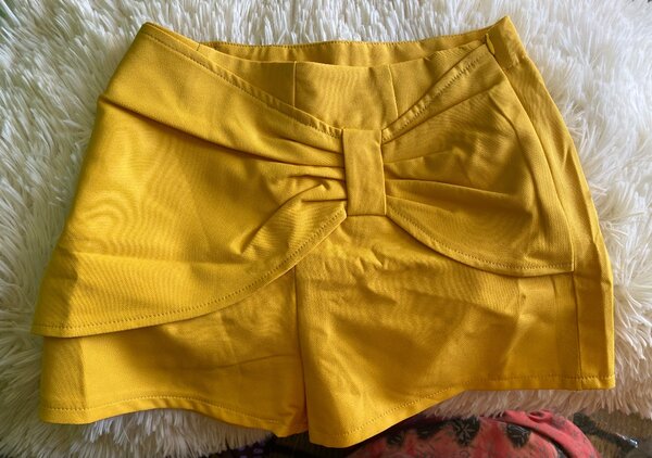 Short jaune à noeud