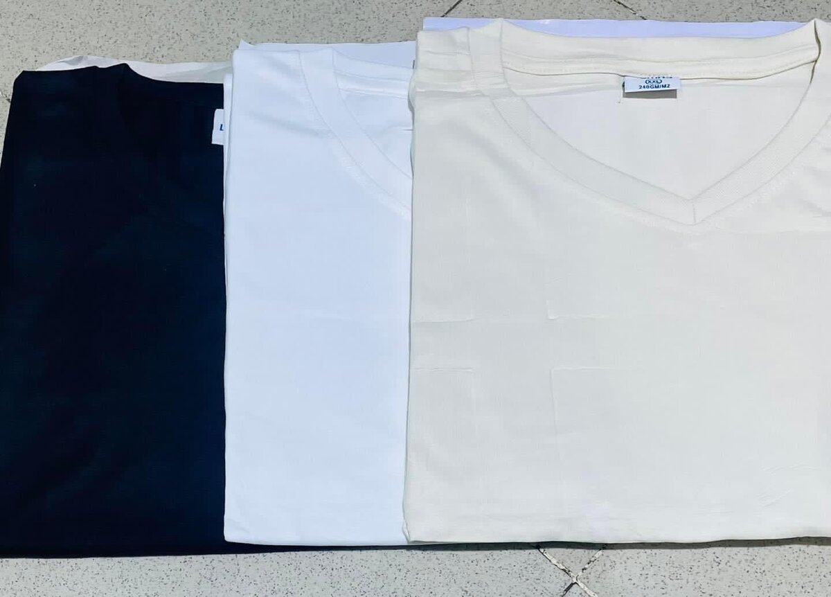 Teeshirt à col V et rond , pull à capuche ,casquette