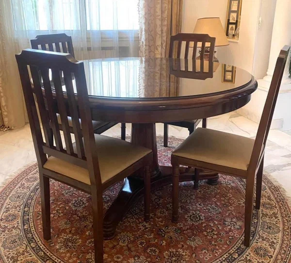 promo2Table ronde avec chaises