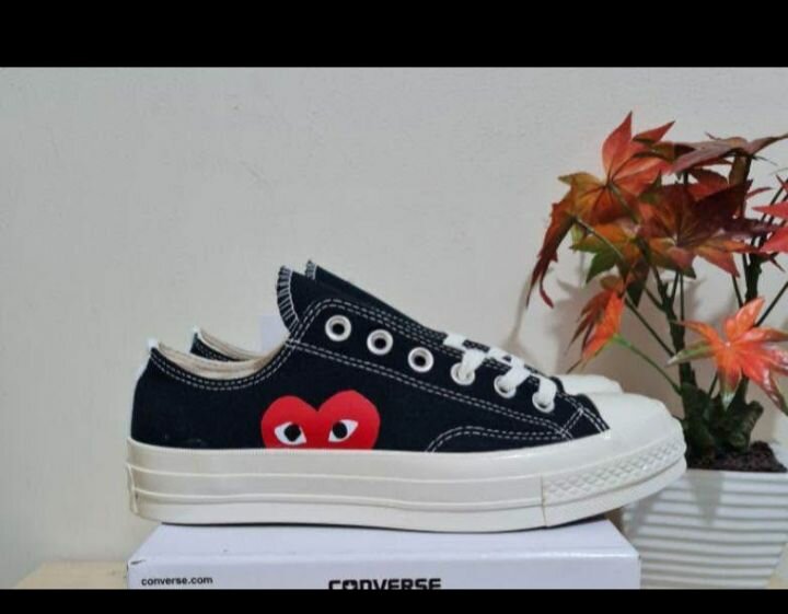 Baskets noires avec cœur rouge