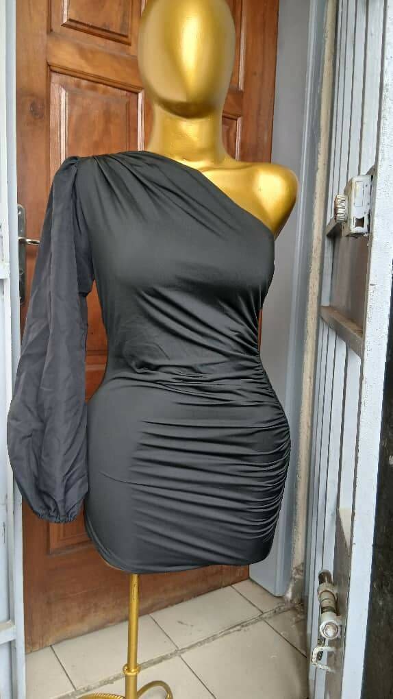 Robe moulante asymétrique