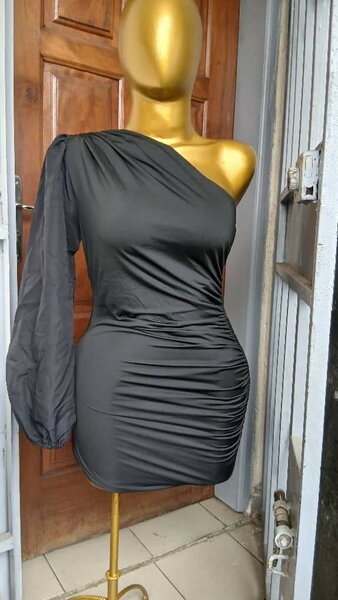 Robe moulante asymétrique