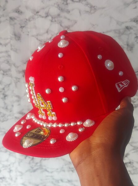 Casquette rouge ornée perles