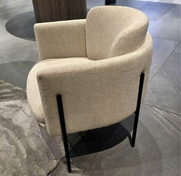 Chaise design en tissu bouclé