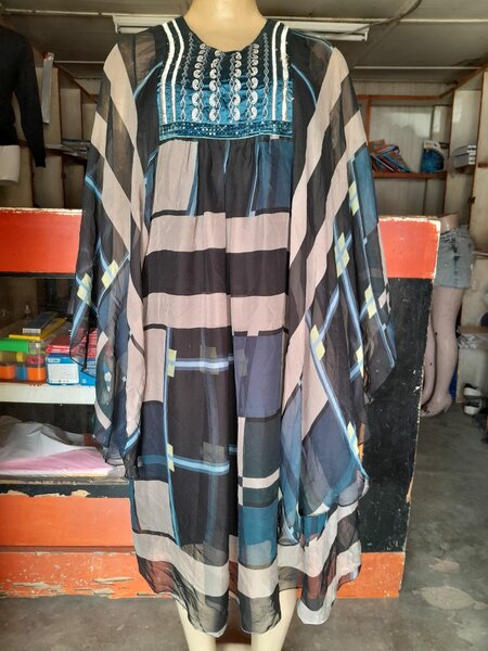 Robe en soie multicolore avec doublures