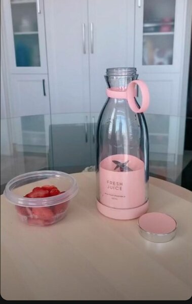 Mini rechargeable blender