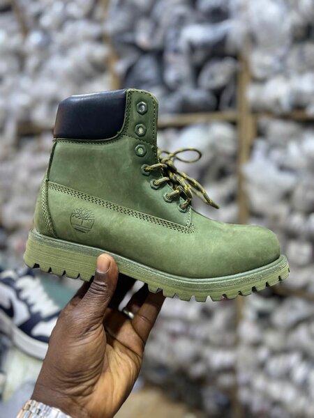 Bottes en cuir vert robuste