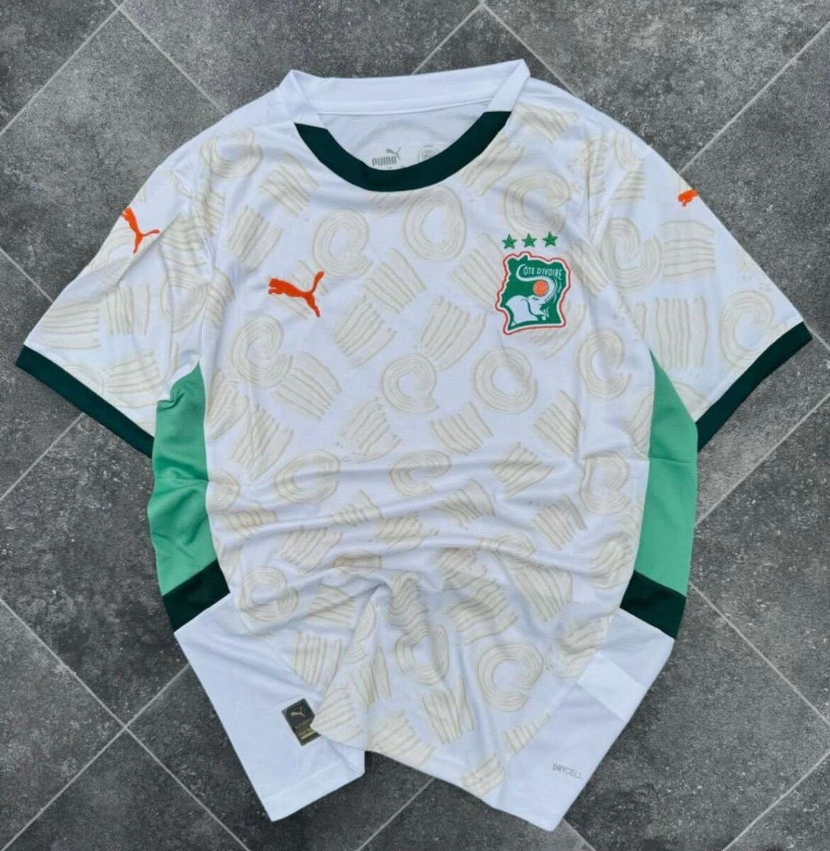 Maillot de football moderne