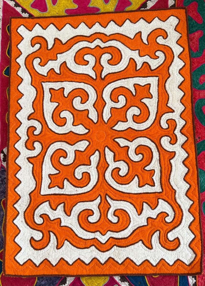 Оранжевый шырдак - яркий акцент вашего интерьера