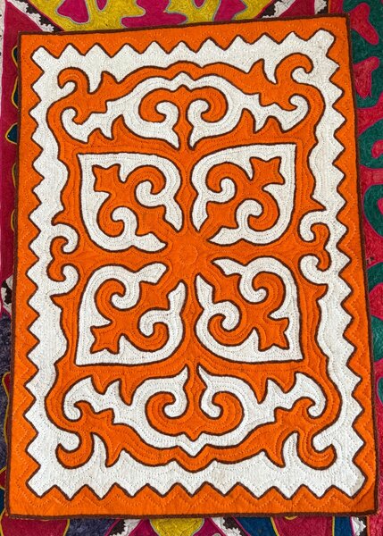 Оранжевый шырдак - яркий акцент вашего интерьера