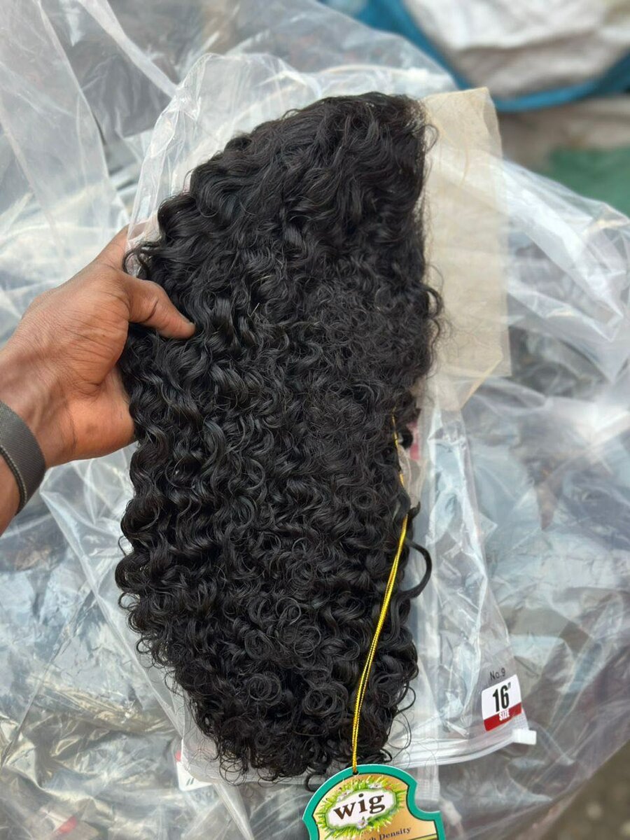 Perruques bouclées naturelles