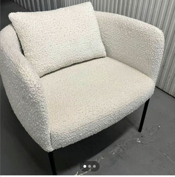 Chaise design en tissu bouclé