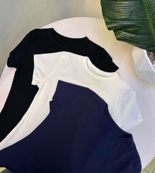 Футболки Skims