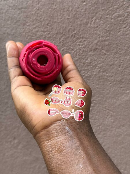 Vibromasseur en forme de rose