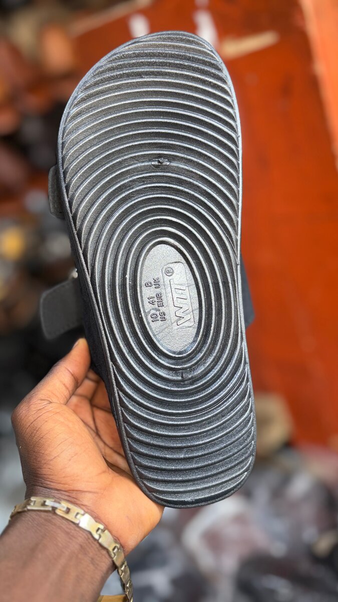 Sandales en daim à boucles