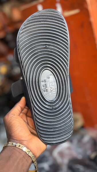 Sandales en daim à boucles