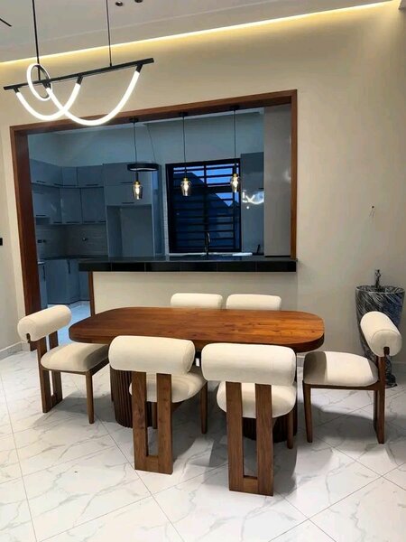 Ensemble table et chaises modernes