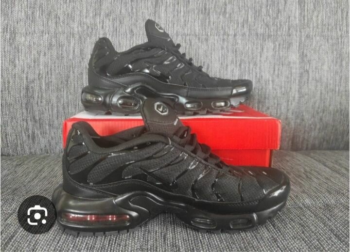 Baskets de sport noires modernes