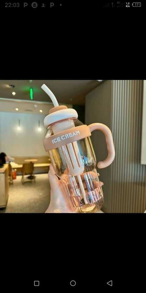 Gobelet créatif avec paille intégrée