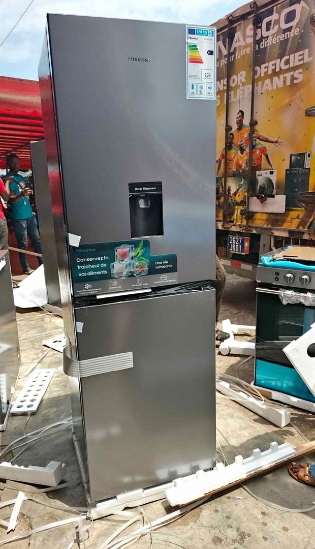 Réfrigérateur moderne avec distributeur