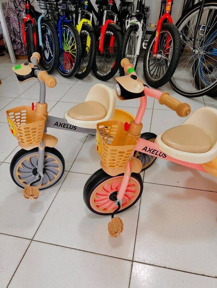 Tricycle enfants colorés